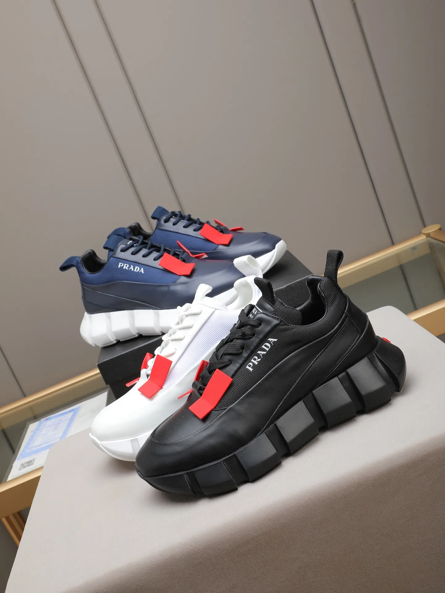 PP500 PRADA/Prada men's lace-up casual sports shoes, the upper is made of imported first-layer calfskin, soft, comfortable and breathable ➕ washed sheepskin lining! The tongue is decorated with the PRADA brand letter logo. The rubber thick sole echoes the red label tongue. The style is fashionable and elegant. The details are carefully crafted. A casual sports shoe with a super western style and excellent breathability!  Size: 38-44 (45 46 customized)